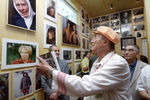Поэт Евгений Евтушенко на открытии собственного музея в Переделкино, где представлены картины из личного собрания поэта и авторские фотографии, сделанные в разные годы, 2010 год