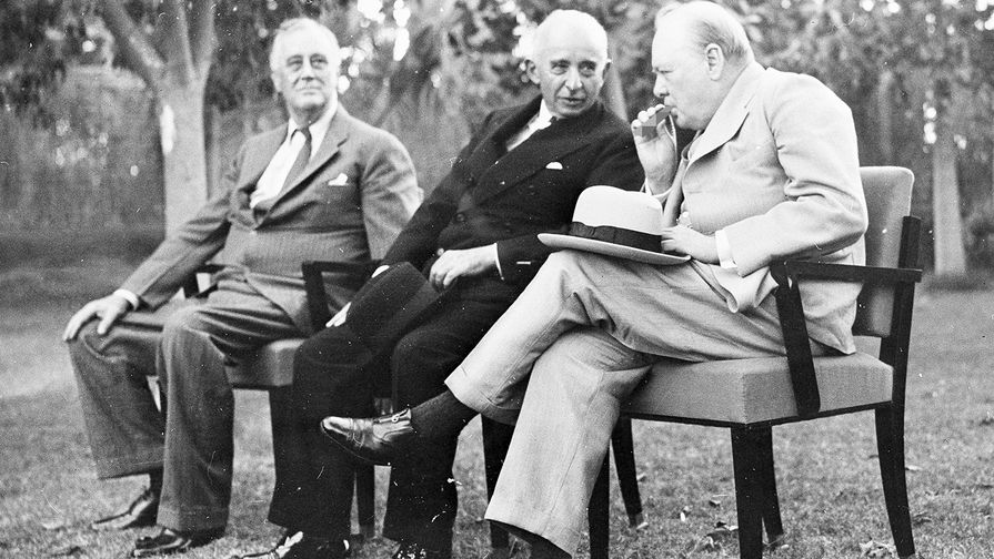 Президент США Франклин Д. Рузвельт, президент Турции Исмет Инёню и премьер-министр Великобритании Уинстон Черчилль во время конференции в Каире, 4 декабря 1943 года