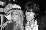 Гитарист The Rolling Stones Кит Ричардс с гражданской женой Анитой Палленберг на премьере мультфильма «Желтая подводная лодка», посвященного группе The Beatles, в Лондоне, 1968 год