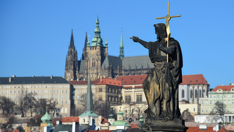 Скульптура на Карловом мосту в Праге.