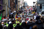 Многотысячная толпа на акции протеста в Глазго, 5 ноября 2021 года