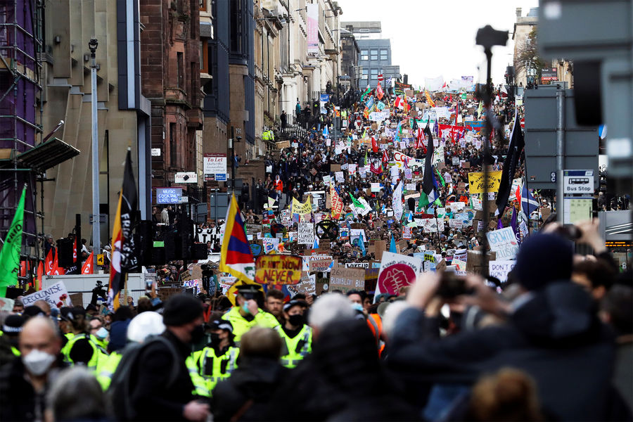 Многотысячная толпа на&nbsp;акции протеста в&nbsp;Глазго, 5&nbsp;ноября 2021&nbsp;года
