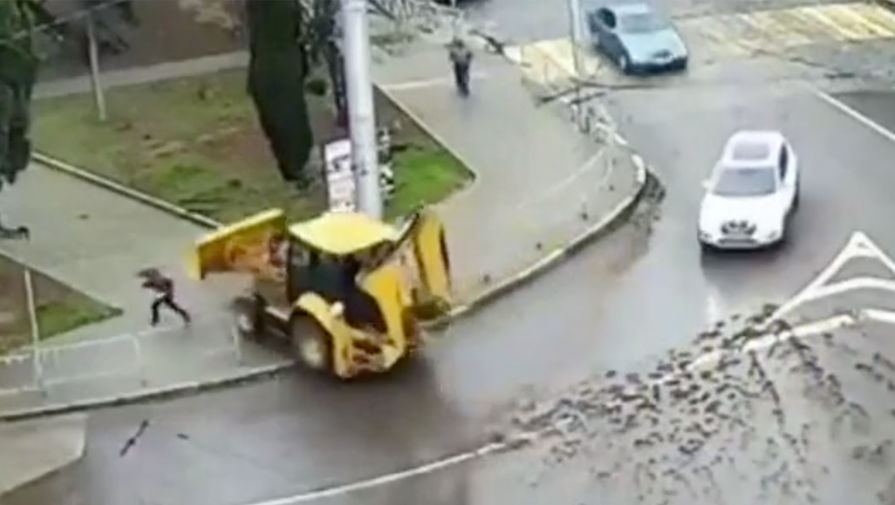 Неуправляемый трактор едва не сбил ребенка в Севастополе