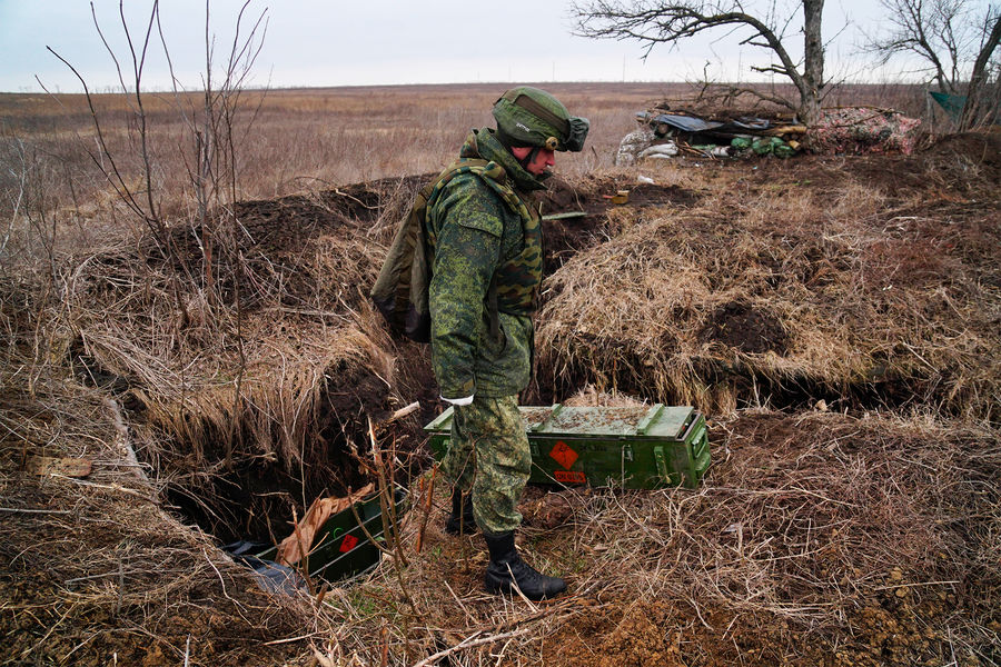 Военнослужащий народной милиции ДНР осматривает брошенные украинской армией противотанковые комплексы под Мариуполем, 28 февраля 2022 года