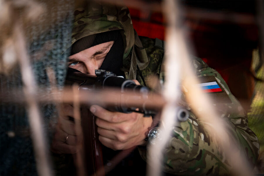 Боец добровольческого отряда «Крым» недалеко от линии боевого соприкосновения в Запорожской области