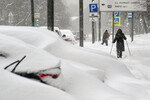 Занесенные снегом автомобили в Москве, 18 декабря 2022 года