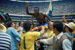Пеле празднует победу в чемпионате мира по футболу в Мексике, 1970 год