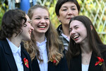 Выпускницы школы № 18 на торжественной линейке, посвященной окончанию учебного года в Казани, 24 мая 2024 года