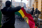 Сторонник президента Луиса Арсе размахивает боливийским флагом на площади Мурильо после неудачной попытки государственного переворота в Ла-Пасе, Боливия, 26 июня 2024 года