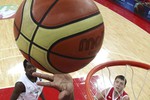 Ике Диогу отправляет мяч в кольцо российской команды