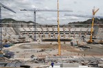 Общая панорама стадиона, переживающего глобальную реконструкцию к ЧМ-2014. Ранее арена была самой вместительной в мире и вмещала 200 тыс.
