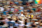 Прибытие папы римского на еженедельную аудиенцию на площади святого Петра в Ватикане
