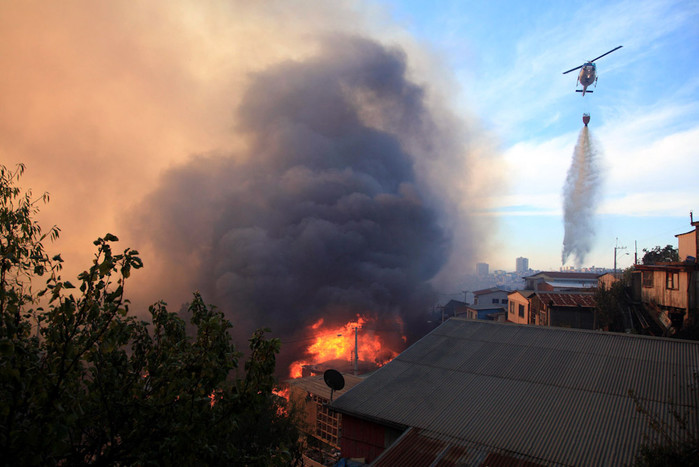 Пожарные борются с&nbsp;огнем в&nbsp;чилийском городе Вальпараисо