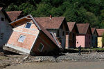 Жиле дома в затопленной в результате наводнения сербской деревне Крупань на западе от Белграда