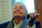 Режиссер Юрий Любимов во время пресс-конференции в преддверии своего 95-летнего юбилея, 2012 год