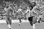 Диего Марадона в матче со сборной Бразилии. 1982 год