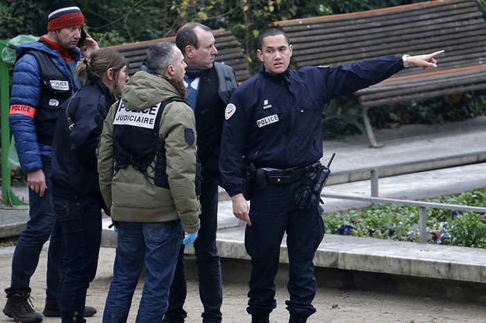 Полицейские осматривают место происшествия в&nbsp;офисе парижской сатирической газеты Charlie Hebdo