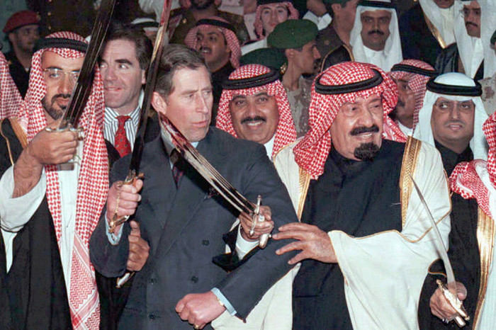 Принц Уэльский Чарльз и король Саудовской Аравии Абдалла во время традиционного танца с&nbsp;мечами, 1997&nbsp;год