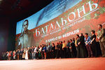 Съемочная группа фильма «Батальонъ» на сцене кинотеатра «Октябрь» перед премьерным показом в Москве