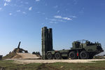 Зенитно-ракетный комплекс С-400 во время заступления на боевое дежурство на российской авиабазе Хмеймим для обеспечения безопасности полетов российской авиагруппы в Сирии