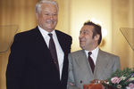 Президент РФ Борис Ельцин поздравляет артиста эстрады Геннадия Хазанова с вручением премии в области литературы и искусства, 1996 год