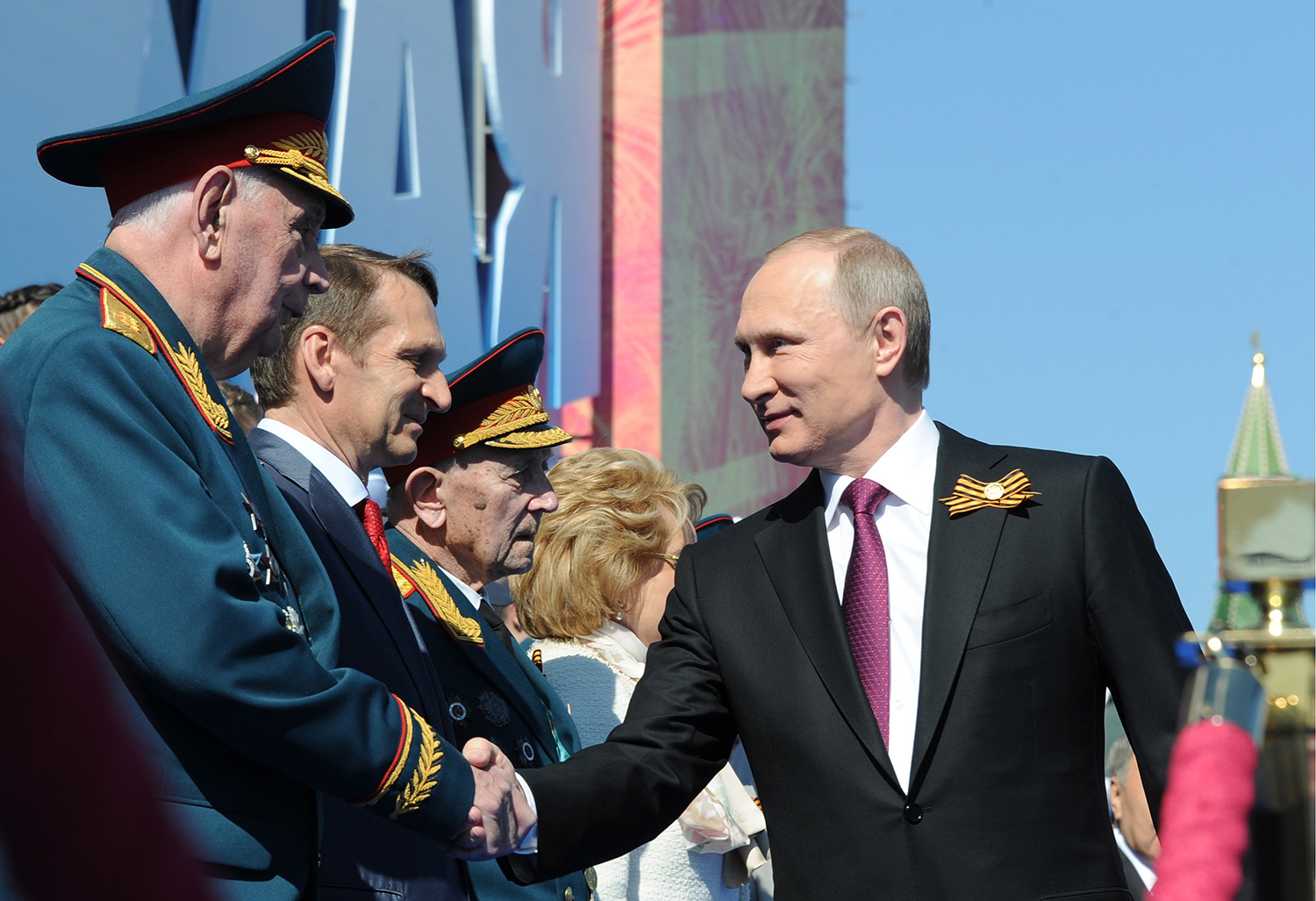 Президент России Владимир Путин (справа), спикер Госдумы РФ Сергей Нарышкин (второй слева) на Красной площади во время военного парада, посвященного 71-й годовщине Победы в Великой Отечественной войне