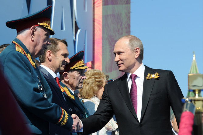 Президент России Владимир Путин (справа), спикер Госдумы РФ Сергей Нарышкин (второй слева) на Красной площади во время военного парада, посвященного 71-й годовщине Победы в Великой Отечественной войне