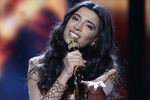 Представительница Азербайджана Самра Рахимли во время выступления в финале 61-го международного конкурса песни «Евровидение - 2016»
