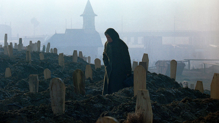 Женщина скорбит у могилы родственника на кладбище в Сараево. 17 января 1993 года