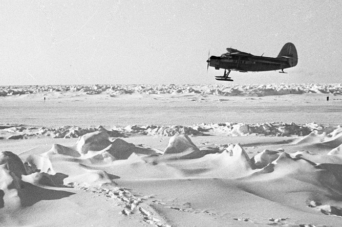 Самолет Ан-2 в небе над Арктикой, 1979 год