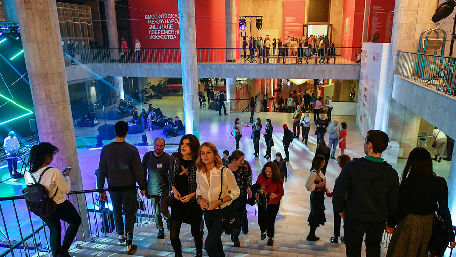 Посетители Государственной Третьяковской галереи на&nbsp;Крымском валу во время всероссийской культурно-образовательной акции &laquo;Ночь искусств&raquo;