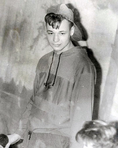 После окончания школы в 1993 году Сергей Жуков приехал в Самару и устроился ведущим на радио «Европа Плюс Самара». Там вместе с музыкантом и продюсером Александром Потехиным он основал группу «Дядюшка Рэй и компания». Параллельно Жуков учился в Самарской академии культуры и искусств. Затем он переехал в Тольятти и продолжил карьеру на радио там