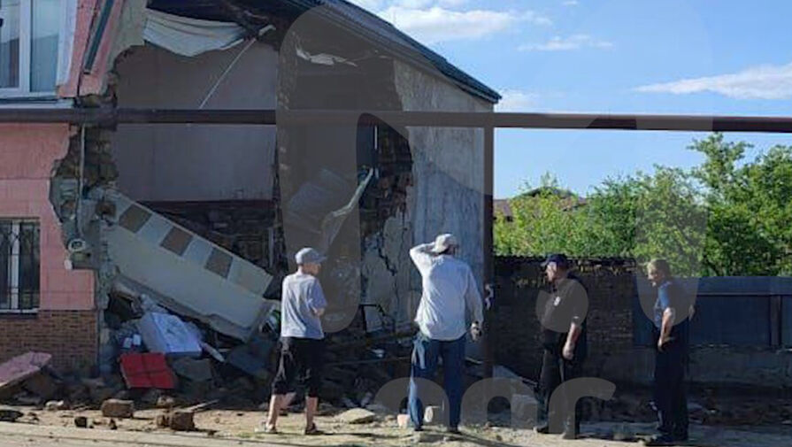 Тракторист случайно разрушил ковшом стену дома, которая чуть не упала на ребенка
