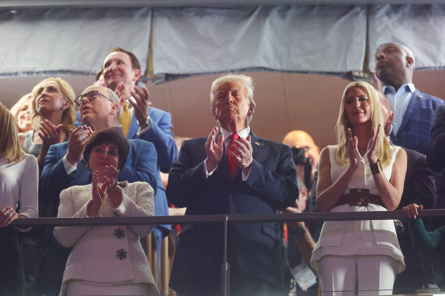 Президент США Дональд Трамп и его дочь Иванка (справа) на&nbsp;Супербоуле в&nbsp;Новом Орлеане, 10&nbsp;февраля 2025&nbsp;года 