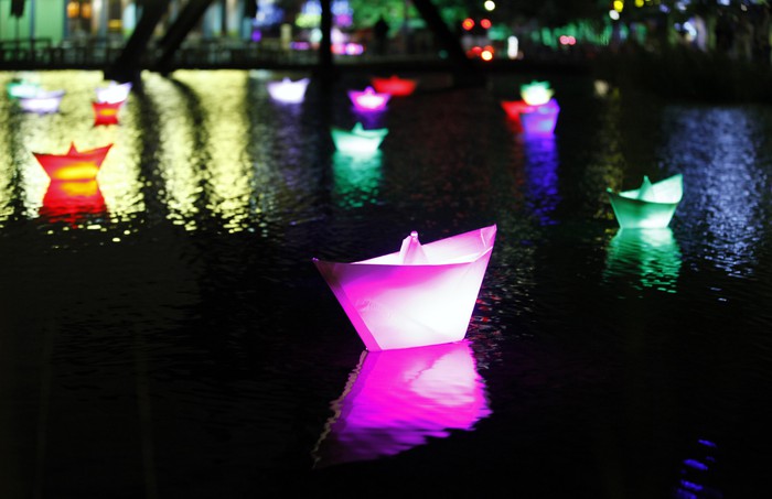 В&nbsp;пруду возле Потсдамской площади плавали подсвеченные бумажные лодочки.