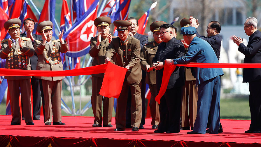 Высший руководитель КНДР Ким Чен Ын во время церемонии открытия жилого района на&nbsp;улице Рёмён в&nbsp;Пхеньяне, 13&nbsp;апреля 2017&nbsp;года