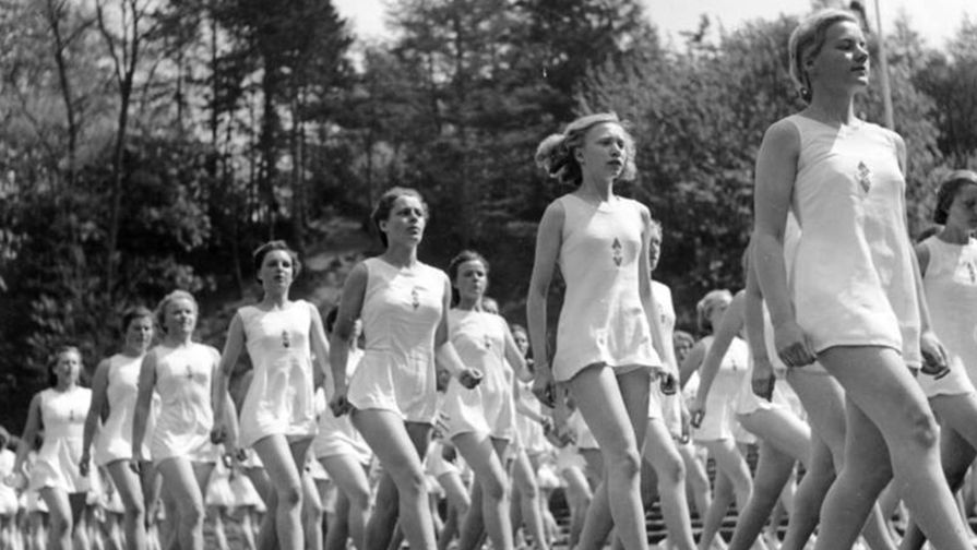 Представительницы Союза немецких девушек занимаются гимнастикой, 1941 год