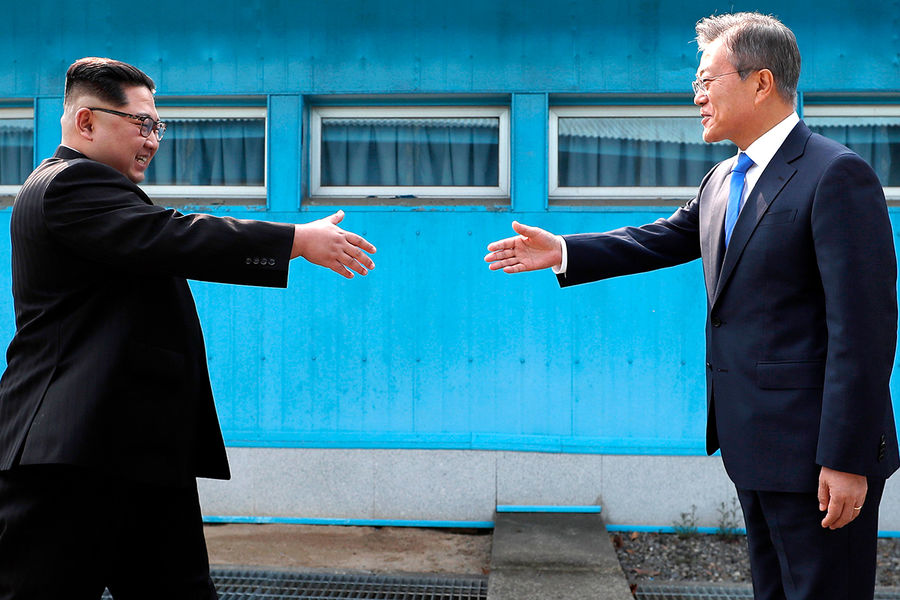 Лидер КНДР Ким Чен Ын и президент Южной Кореи Мун Чжэ Ин во время встречи деревне Пханмунджом, 2018 год
