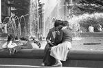 Отдыхающие у фонтана на ВДНХ, 1979 год