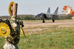 Истребитель МИГ-25РБ заходит на посадку на военной авиабазе аэродрома «Балтимор» в Воронежской области