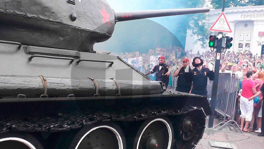 «На повороте растерялся»: что случилось с Т-34 на параде
