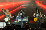 Участники Guns N' Roses Дафф Маккаган, Эксл Роуз и Слэш во время концерта группы в Тихуане, 2019 год