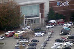 Эвакуация посетителей торгового центра Southpoint в Дареме, Северная Каролина, из-за стрельбы, 27 ноября 2021 года
