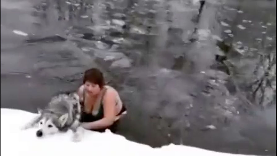 Россиянка спасла провалившуюся под лед собаку, бросившись в ледяную воду