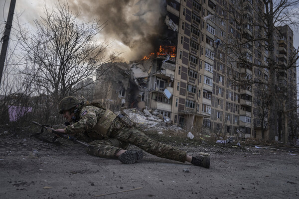 Украинский полицейский во время обстрела Авдеевки, 17&nbsp;марта 2023&nbsp;года