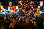 Верующие перед первым днем китайского Нового года Дракона в Гонконге, Китай, 9 февраля 2024 года
