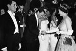 Елизавета II приветствует Фрэнка Синатру на премьере фильма «Я и полковник» в Лондоне, 1958 год