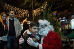 Жители Дамаска на улицах города во время празднования Рождества по григорианскому календарю