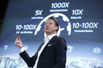 Президент компании Ericsson Ганс Вестберг демонстрирует новый чип 5G
