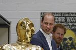 Дроид C-3PO и принцы Уильям и Гарри 